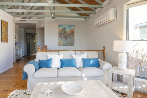 STUNNING WATERFRONT ESCAPE AT DALEYS POINT - Accommodation Mermaid Beach 3