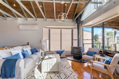 STUNNING WATERFRONT ESCAPE AT DALEYS POINT - Accommodation Mermaid Beach 2