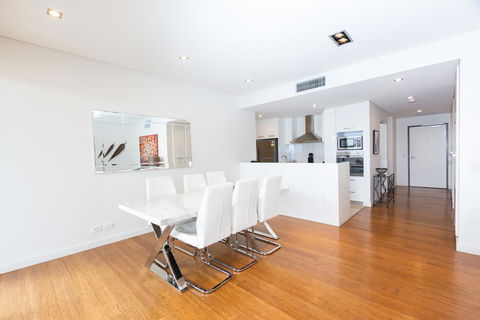 Stylish Inner City Penthouse Apartment - Accommodation Mermaid Beach 3