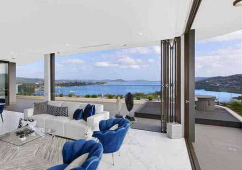 Stylish Penthouse With Views & Jacuzzi - Accommodation Mermaid Beach 1