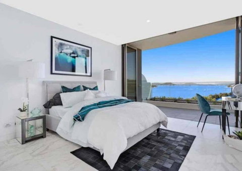 Stylish Penthouse With Views & Jacuzzi - Accommodation Mermaid Beach 3