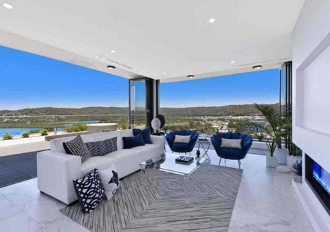 Stylish Penthouse With Views & Jacuzzi - Accommodation Mermaid Beach 0