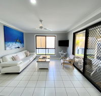 STYLISH RESIDENCE LARGE PRIVATE YARD - CLOSE TO DREAMWORLD - Accommodation Mermaid Beach