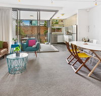 Stylish Valley Unit with Terrace Parking and Pool - Accommodation Mermaid Beach