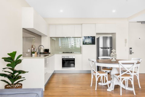 Sun Drenched Apartment In The Heart Of Surfers - Accommodation Mermaid Beach 3