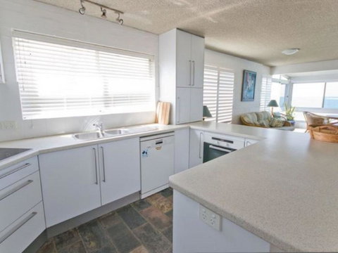 Suncrest 3 - Accommodation Mermaid Beach 3