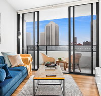 Sunny Modern Two-Bedroom Pad Steps From the Beach - Accommodation Mermaid Beach