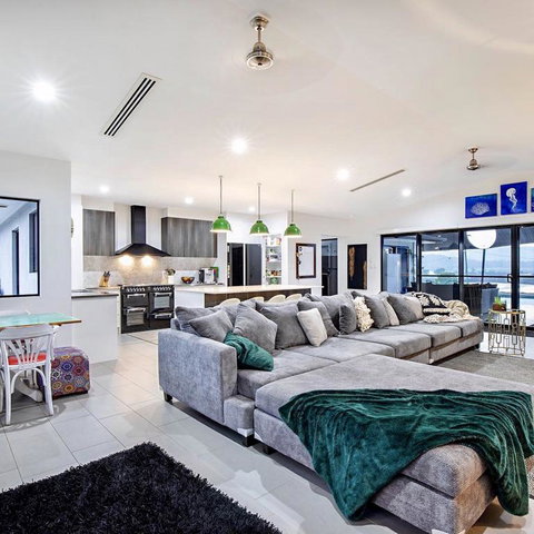 Sunset Penthouse Couples Retreat, Close To Airlie Beach, Champagne On Arrival - Accommodation Mermaid Beach 3