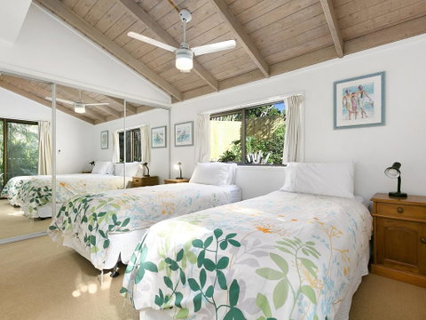 Sunshine Beach Serenity And Pet Friendly ! 9 Seaview Terrace, Sunshine Beach, QLD 4567 - Accommodation Mermaid Beach 3