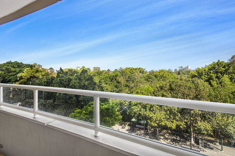 Super Convenient Apartment With Garden Views - Accommodation Mermaid Beach 0