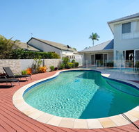 Super Sized Family Retreat With a Pool - Accommodation Mermaid Beach