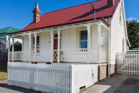 Brampton Cottage - Accommodation Mermaid Beach 0