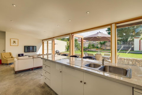 Brampton Cottage - Accommodation Mermaid Beach 18