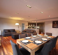 Sunny 3 Bedroom Apartment in Sandy Bay - Accommodation Mermaid Beach