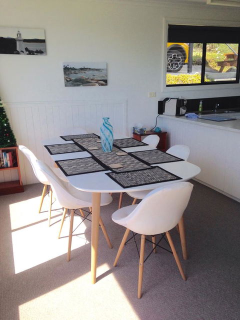 KINGFISHER COTTAGE Beachfront At The Binalong Bay - Accommodation Mermaid Beach 14