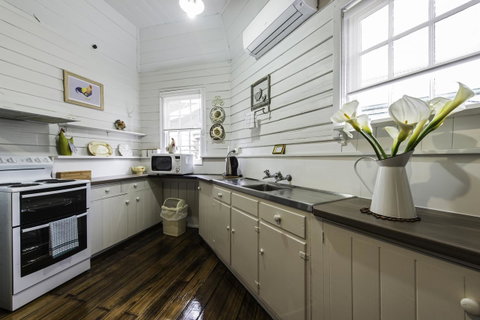 Touchwood Cottages - Accommodation Mermaid Beach 12