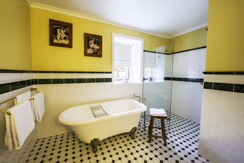Touchwood Cottages - Accommodation Mermaid Beach 10