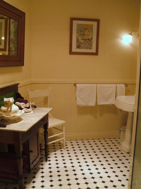 Touchwood Cottages - Accommodation Mermaid Beach 21
