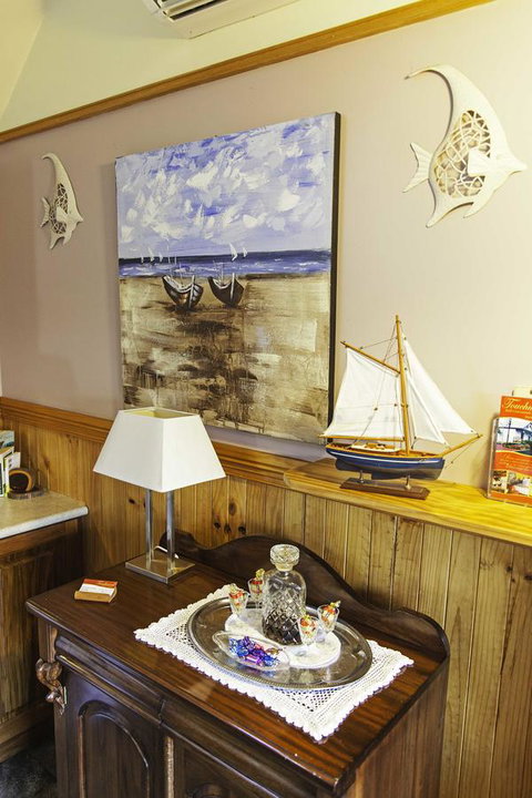 Touchwood Cottages - Accommodation Mermaid Beach 7