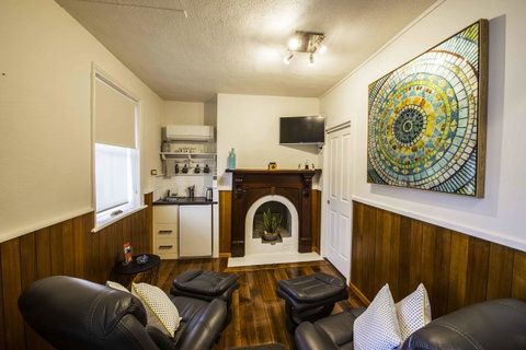 Touchwood Cottages - Accommodation Mermaid Beach 9