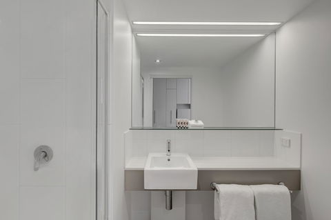 Travelodge Hotel Melbourne Docklands - Accommodation Mermaid Beach 8