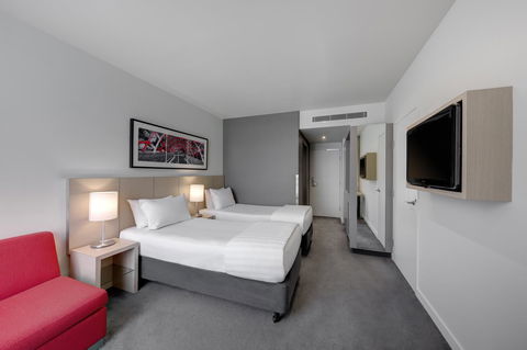 Travelodge Hotel Melbourne Docklands - Accommodation Mermaid Beach 1