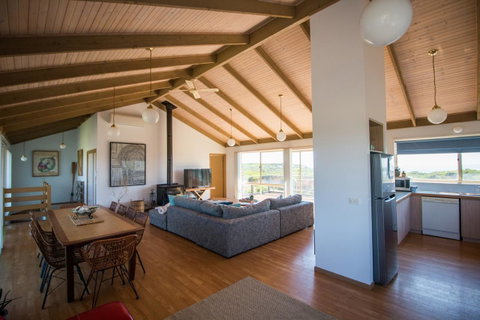 Sunsets On Martyrs Luxury Coastal Beach House Peterborough - Accommodation Mermaid Beach 3