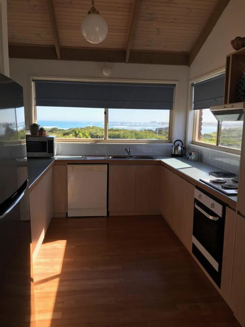Sunsets On Martyrs Luxury Coastal Beach House Peterborough - Accommodation Mermaid Beach 9