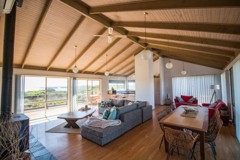 Sunsets On Martyrs Luxury Coastal Beach House Peterborough - Accommodation Mermaid Beach 0