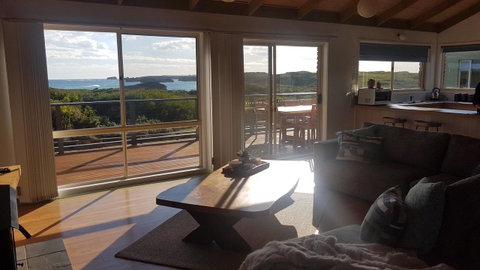 Sunsets On Martyrs Luxury Coastal Beach House Peterborough - Accommodation Mermaid Beach 1