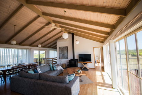 Sunsets On Martyrs Luxury Coastal Beach House Peterborough - Accommodation Mermaid Beach 2