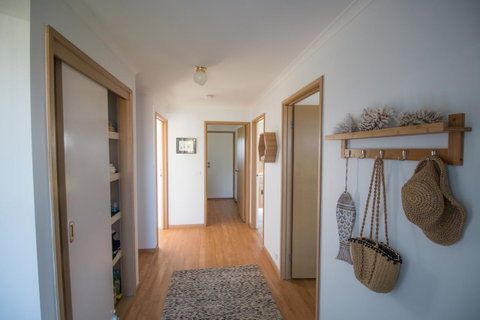 Sunsets On Martyrs Luxury Coastal Beach House Peterborough - Accommodation Mermaid Beach 19