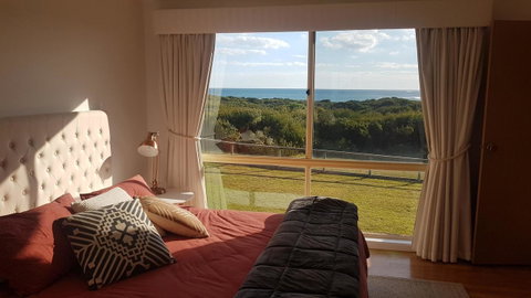 Sunsets On Martyrs Luxury Coastal Beach House Peterborough - Accommodation Mermaid Beach 5