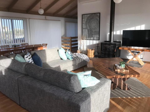 Sunsets On Martyrs Luxury Coastal Beach House Peterborough - Accommodation Mermaid Beach 10