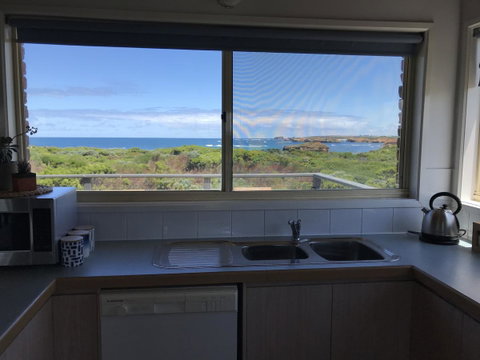 Sunsets On Martyrs Luxury Coastal Beach House Peterborough - Accommodation Mermaid Beach 7