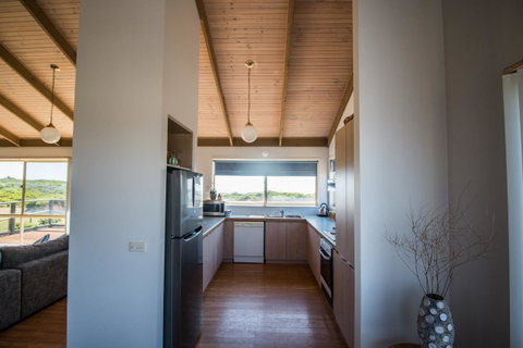 Sunsets On Martyrs Luxury Coastal Beach House Peterborough - Accommodation Mermaid Beach 4