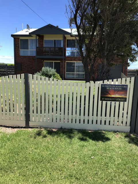 Sunsets On Martyrs Luxury Coastal Beach House Peterborough - Accommodation Mermaid Beach 20