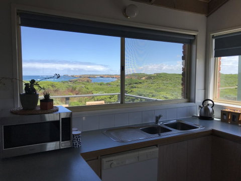 Sunsets On Martyrs Luxury Coastal Beach House Peterborough - Accommodation Mermaid Beach 8