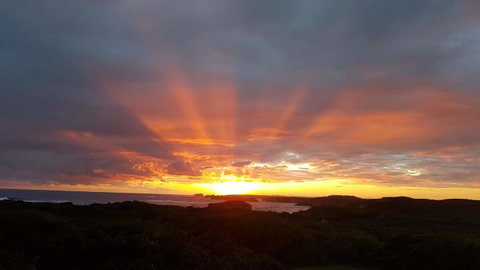 Sunsets On Martyrs Luxury Coastal Beach House Peterborough - Accommodation Mermaid Beach 25