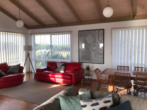 Sunsets On Martyrs Luxury Coastal Beach House Peterborough - Accommodation Mermaid Beach 11