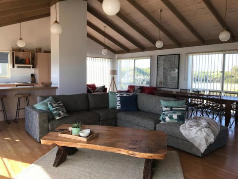 Sunsets On Martyrs Luxury Coastal Beach House Peterborough - Accommodation Mermaid Beach 13