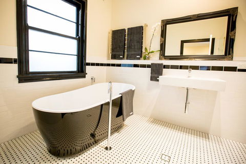 The Commercial Boutique Hotel - Accommodation Mermaid Beach 1