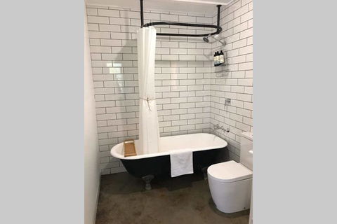 The Cottage - 58 Acre Farm Stay At Hanging Rock - Accommodation Mermaid Beach 3