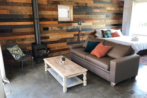 The Cottage - 58 Acre Farm Stay At Hanging Rock - Accommodation Mermaid Beach 0