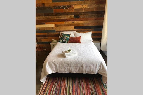 The Cottage - 58 Acre Farm Stay At Hanging Rock - Accommodation Mermaid Beach 1