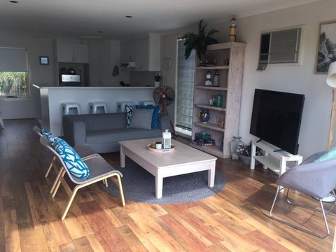 The Esplanade Holiday Home - Accommodation Mermaid Beach 3