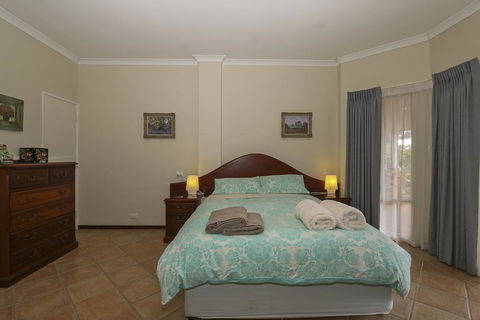 The Good Life B&B - Accommodation Mermaid Beach 2