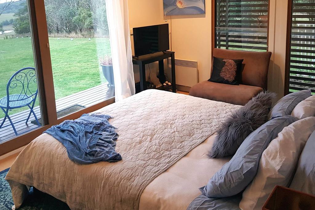 Mokup ACT Accommodation Mermaid Beach