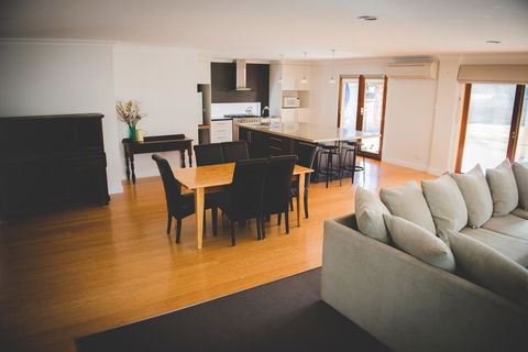 The Hicks - Accommodation Mermaid Beach 2