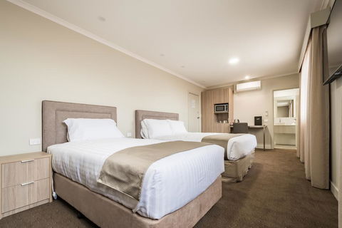 The Lighthouse Hotel - Accommodation Mermaid Beach 2